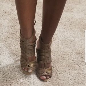 ☀️ Vince camuto gold sandals,  size 7.5